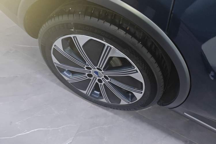 Used Denza N8 2023 Four-Wheel Drive Ultra-Hybrid Flagship Six-Seater Version Right Rear Wheel Hub