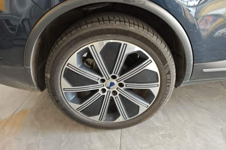 Used Denza N8 2023 Four-Wheel Drive Ultra-Hybrid Flagship Six-Seater Version Right Rear Wheel Hub