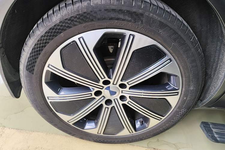 Used Denza N8 2023 Four-Wheel Drive Ultra-Hybrid Flagship Seven-Seater Version Right Rear Wheel Hub