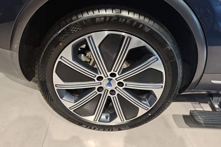 Used Denza N8 2023 Four-Wheel Drive Ultra-Hybrid Flagship Six-Seater Version Right Rear Wheel Hub