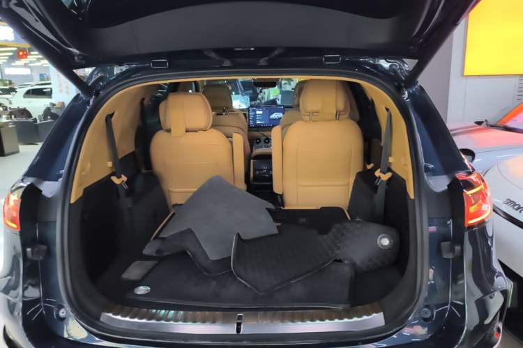 Used Denza N8 2023 Four-Wheel Drive Ultra-Hybrid Flagship Six-Seater Version Trunk