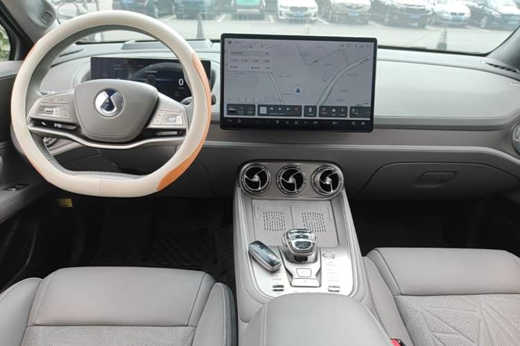 Used Denza N8 2023 Four-Wheel Drive Ultra-Hybrid Flagship Seven-Seater Version Audio And AC Panel