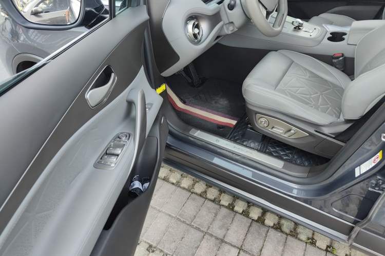 Used Denza N8 2023 Four-Wheel Drive Ultra-Hybrid Flagship Six-Seater Version Driver Seat