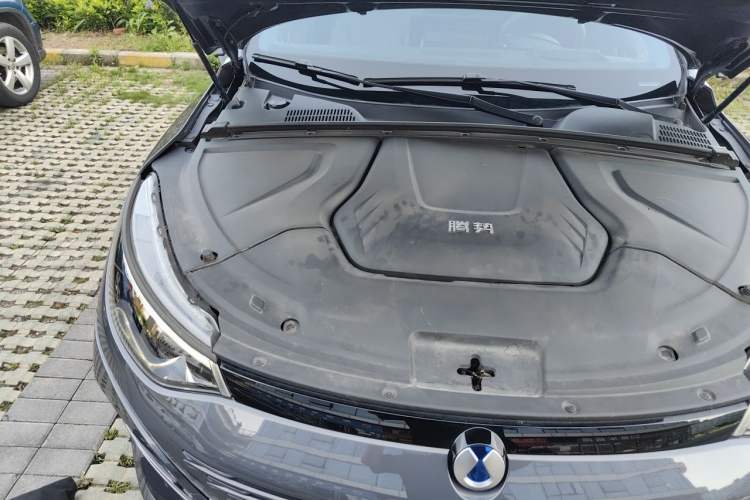 Used Denza N8 2023 Four-Wheel Drive Ultra-Hybrid Flagship Six-Seater Version Engine Bay Right