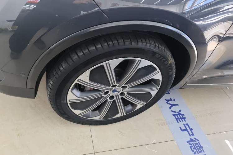 Used Denza N8 2023 Four-Wheel Drive Ultra-Hybrid Flagship Six-Seater Version Exterior 4
