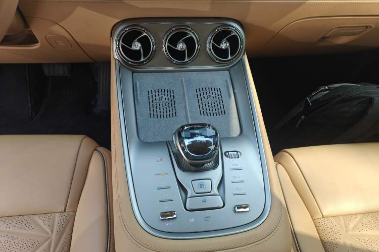 Used Denza N8 2023 Four-Wheel Drive Ultra-Hybrid Flagship Six-Seater Version Gear Lever