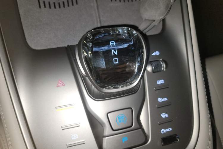 Used Denza N8 2023 Four-Wheel Drive Ultra-Hybrid Flagship Seven-Seater Version Gear Lever