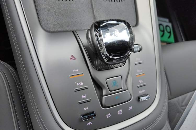 Used Denza N8 2023 Four-Wheel Drive Ultra-Hybrid Flagship Six-Seater Version Gear Lever