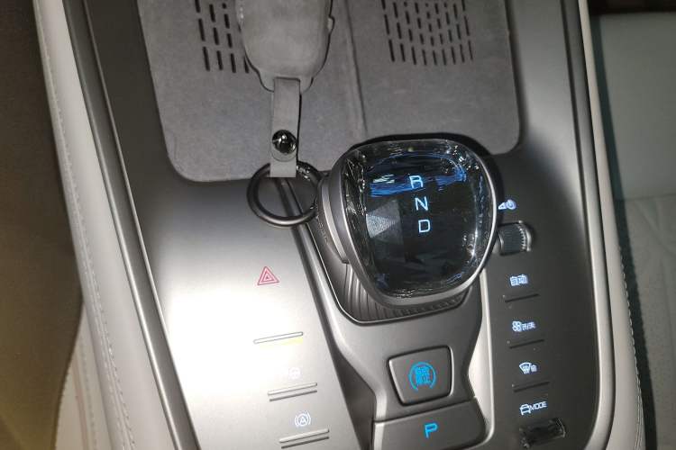 Used Denza N8 2023 Four-Wheel Drive Ultra-Hybrid Flagship Seven-Seater Version Gear Lever