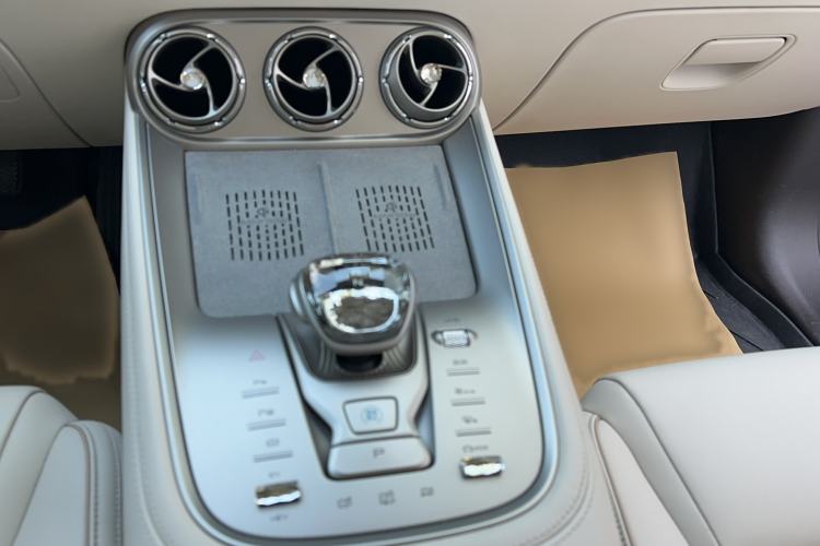 Used Denza N8 2023 Four-Wheel Drive Ultra-Hybrid Flagship Six-Seater Version Gear Lever