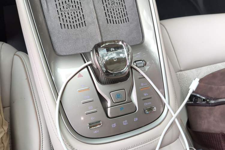 Used Denza N8 2023 Four-Wheel Drive Ultra-Hybrid Flagship Six-Seater Version Gear Lever