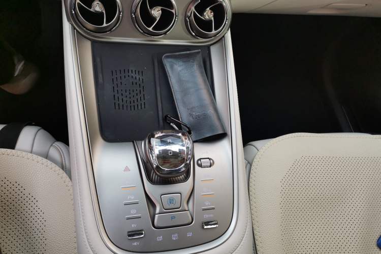 Used Denza N8 2023 Four-Wheel Drive Ultra-Hybrid Flagship Six-Seater Version Gear Lever