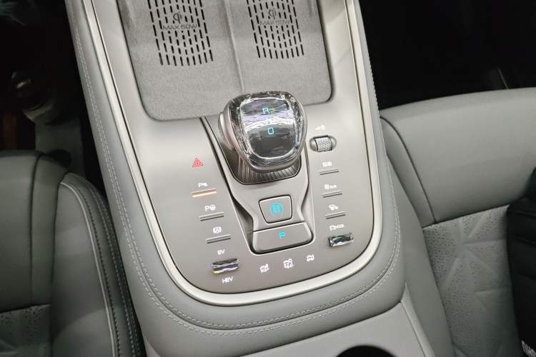 Used Denza N8 2023 Four-Wheel Drive Ultra-Hybrid Flagship Six-Seater Version Gear Lever
