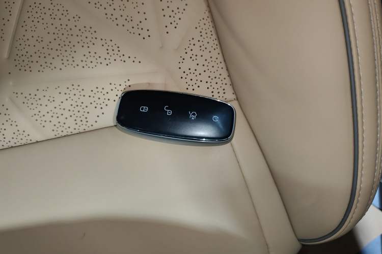 Used Denza N8 2023 Four-Wheel Drive Ultra-Hybrid Flagship Six-Seater Version Interior 1