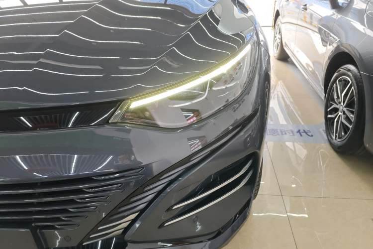 Used Denza N8 2023 Four-Wheel Drive Ultra-Hybrid Flagship Six-Seater Version Left Front Headlight