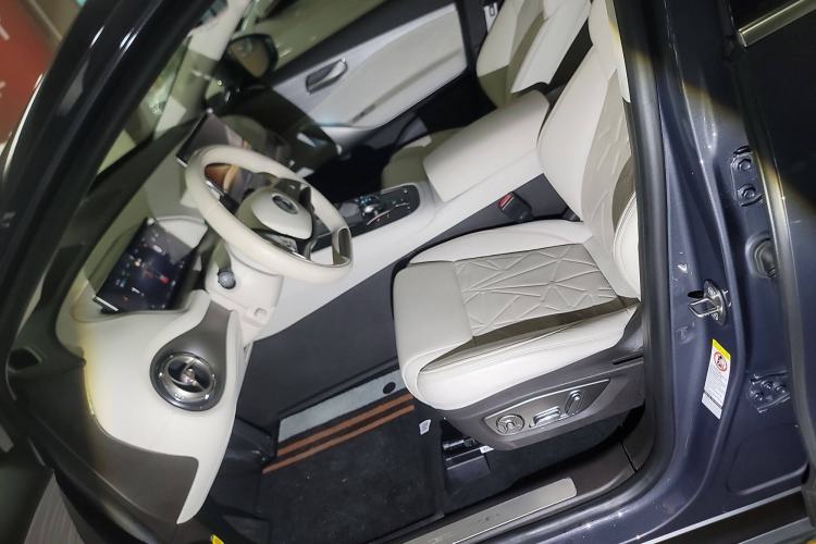 Used Denza N8 2023 Four-Wheel Drive Ultra-Hybrid Flagship Seven-Seater Version Left Front Seat