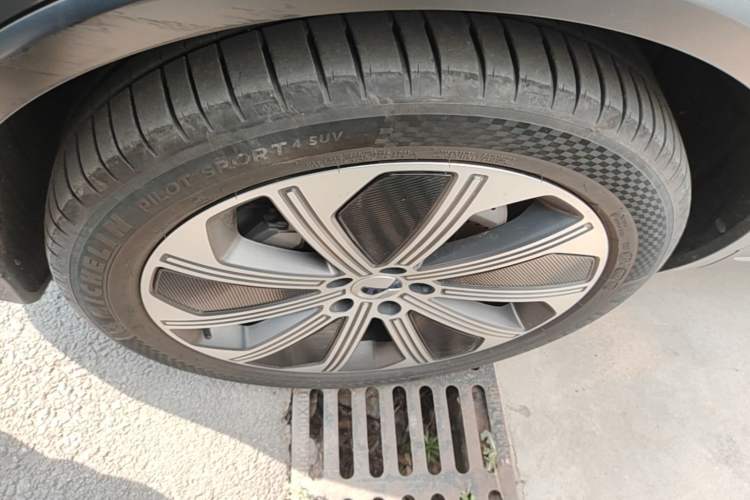 Used Denza N8 2023 Four-Wheel Drive Ultra-Hybrid Flagship Seven-Seater Version Left Front Wheel Hub