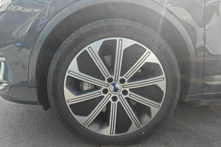 Used Denza N8 2023 Four-Wheel Drive Ultra-Hybrid Flagship Six-Seater Version Left Front Wheel Hub