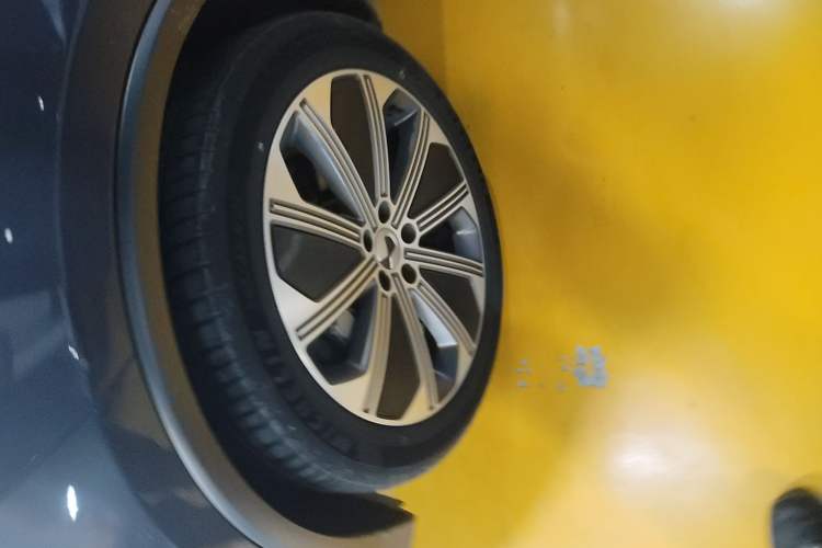 Used Denza N8 2023 Four-Wheel Drive Ultra-Hybrid Flagship Seven-Seater Version Left Front Wheel Hub