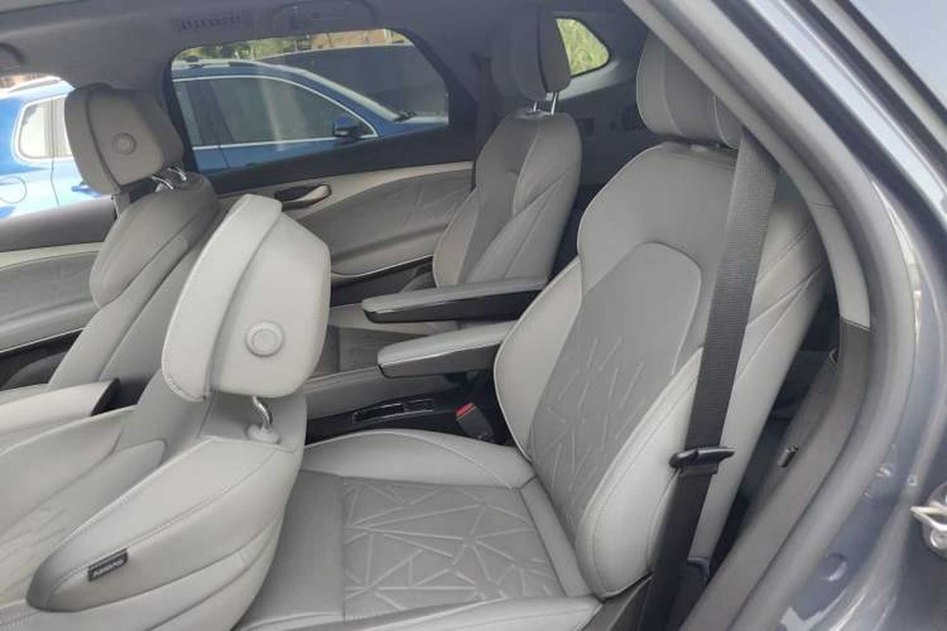 Used Denza N8 2023 Four-Wheel Drive Ultra-Hybrid Flagship Six-Seater Version Left Rear Seat