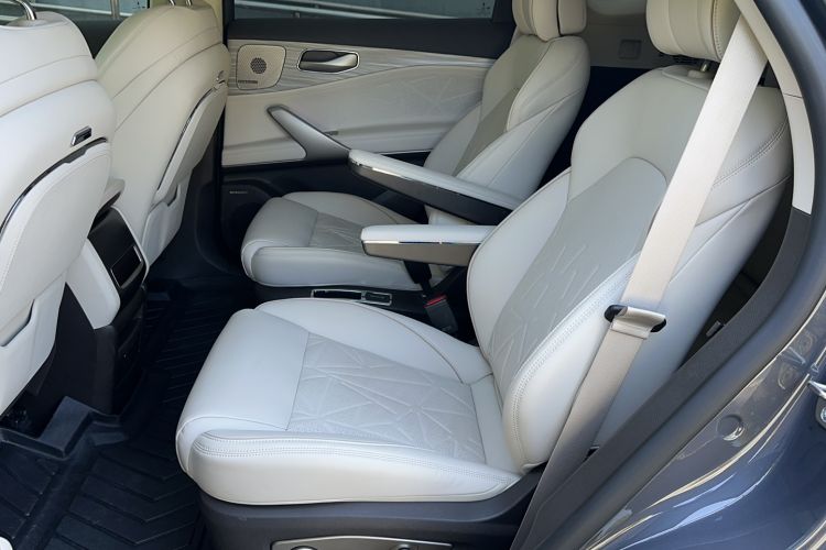 Used Denza N8 2023 Four-Wheel Drive Ultra-Hybrid Flagship Six-Seater Version Left Rear Seat