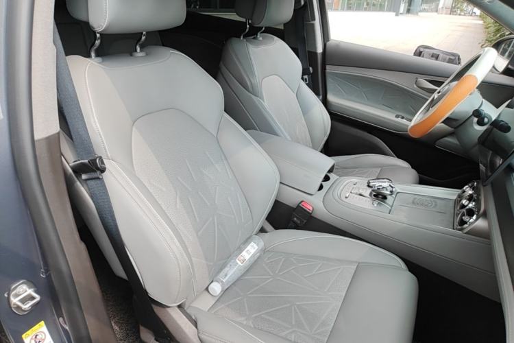 Used Denza N8 2023 Four-Wheel Drive Ultra-Hybrid Flagship Seven-Seater Version Right Front Seat
