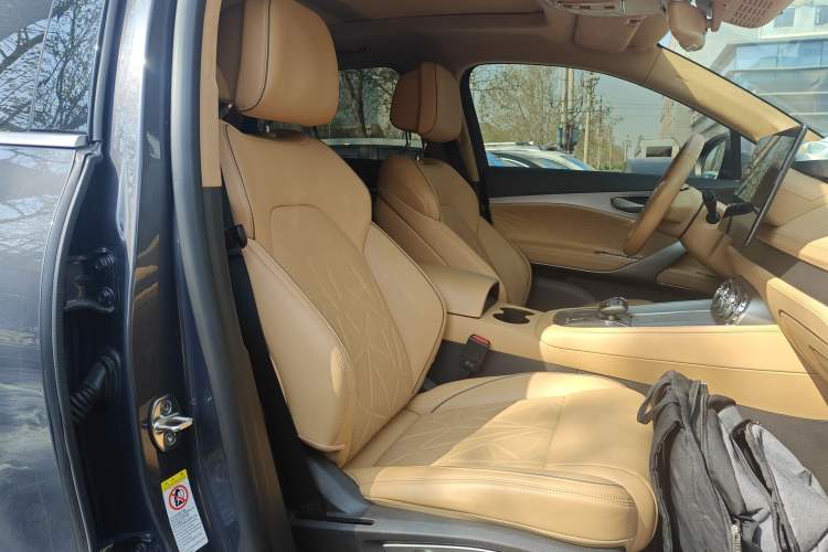 Used Denza N8 2023 Four-Wheel Drive Ultra-Hybrid Flagship Six-Seater Version Right Front Seat