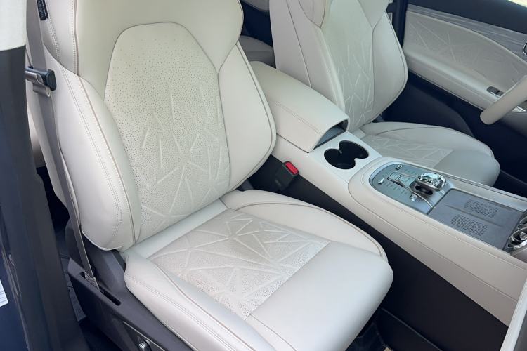 Used Denza N8 2023 Four-Wheel Drive Ultra-Hybrid Flagship Six-Seater Version Right Front Seat
