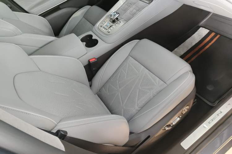 Used Denza N8 2023 Four-Wheel Drive Ultra-Hybrid Flagship Six-Seater Version Right Front Seat