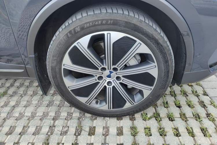 Used Denza N8 2023 Four-Wheel Drive Ultra-Hybrid Flagship Six-Seater Version Right Front Wheel Hub