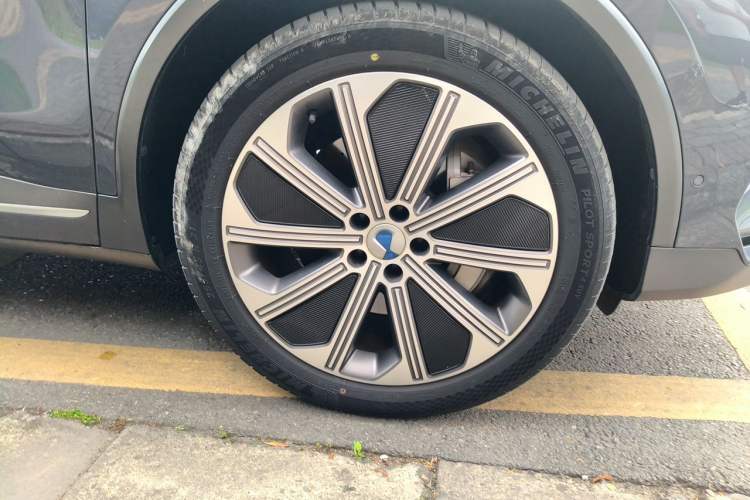 Used Denza N8 2023 Four-Wheel Drive Ultra-Hybrid Flagship Six-Seater Version Right Front Wheel Hub