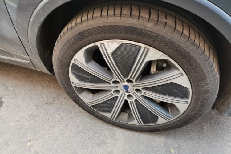 Used Denza N8 2023 Four-Wheel Drive Ultra-Hybrid Flagship Six-Seater Version Right Front Wheel Hub