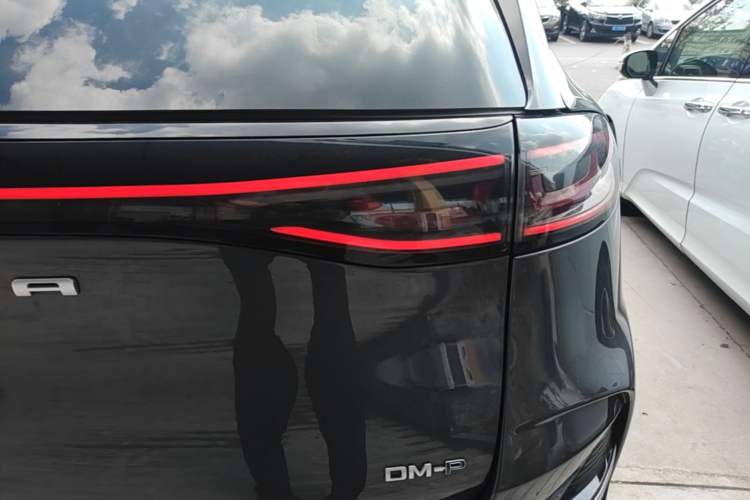 Used Denza N8 2023 Four-Wheel Drive Ultra-Hybrid Flagship Seven-Seater Version Right Rear Taillight