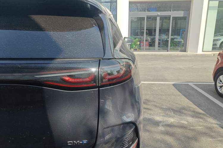 Used Denza N8 2023 Four-Wheel Drive Ultra-Hybrid Flagship Six-Seater Version Right Rear Taillight