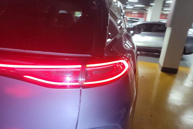 Used Denza N8 2023 Four-Wheel Drive Ultra-Hybrid Flagship Seven-Seater Version Right Rear Taillight