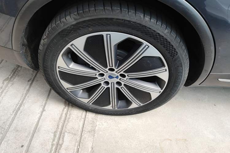 Used Denza N8 2023 Four-Wheel Drive Ultra-Hybrid Flagship Seven-Seater Version Right Rear Wheel Hub