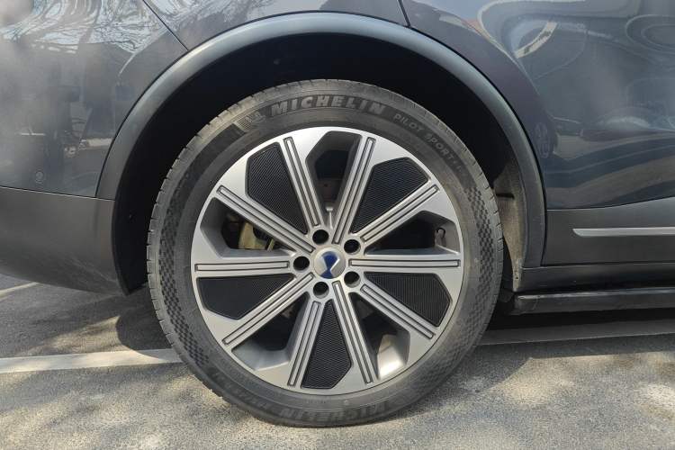 Used Denza N8 2023 Four-Wheel Drive Ultra-Hybrid Flagship Six-Seater Version Right Rear Wheel Hub