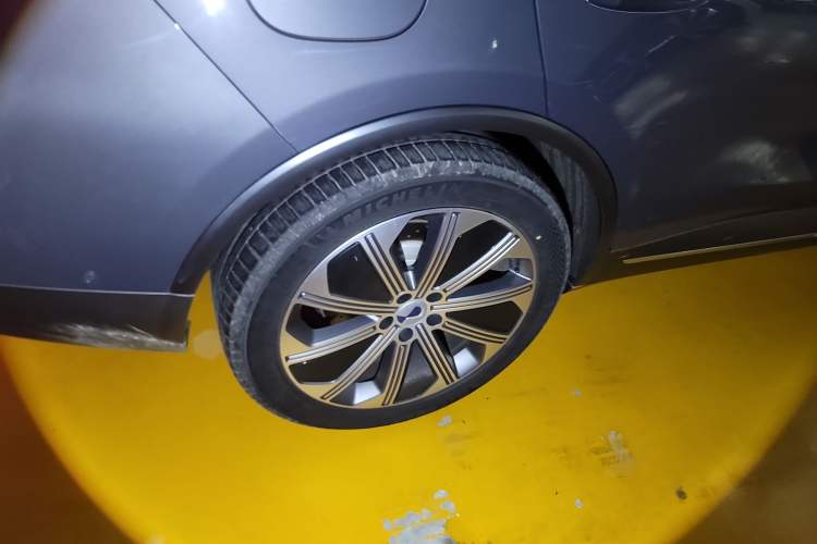 Used Denza N8 2023 Four-Wheel Drive Ultra-Hybrid Flagship Seven-Seater Version Right Rear Wheel Hub
