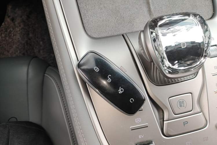 Used Denza N8 2023 Four-Wheel Drive Ultra-Hybrid Flagship Seven-Seater Version Vehicle Key