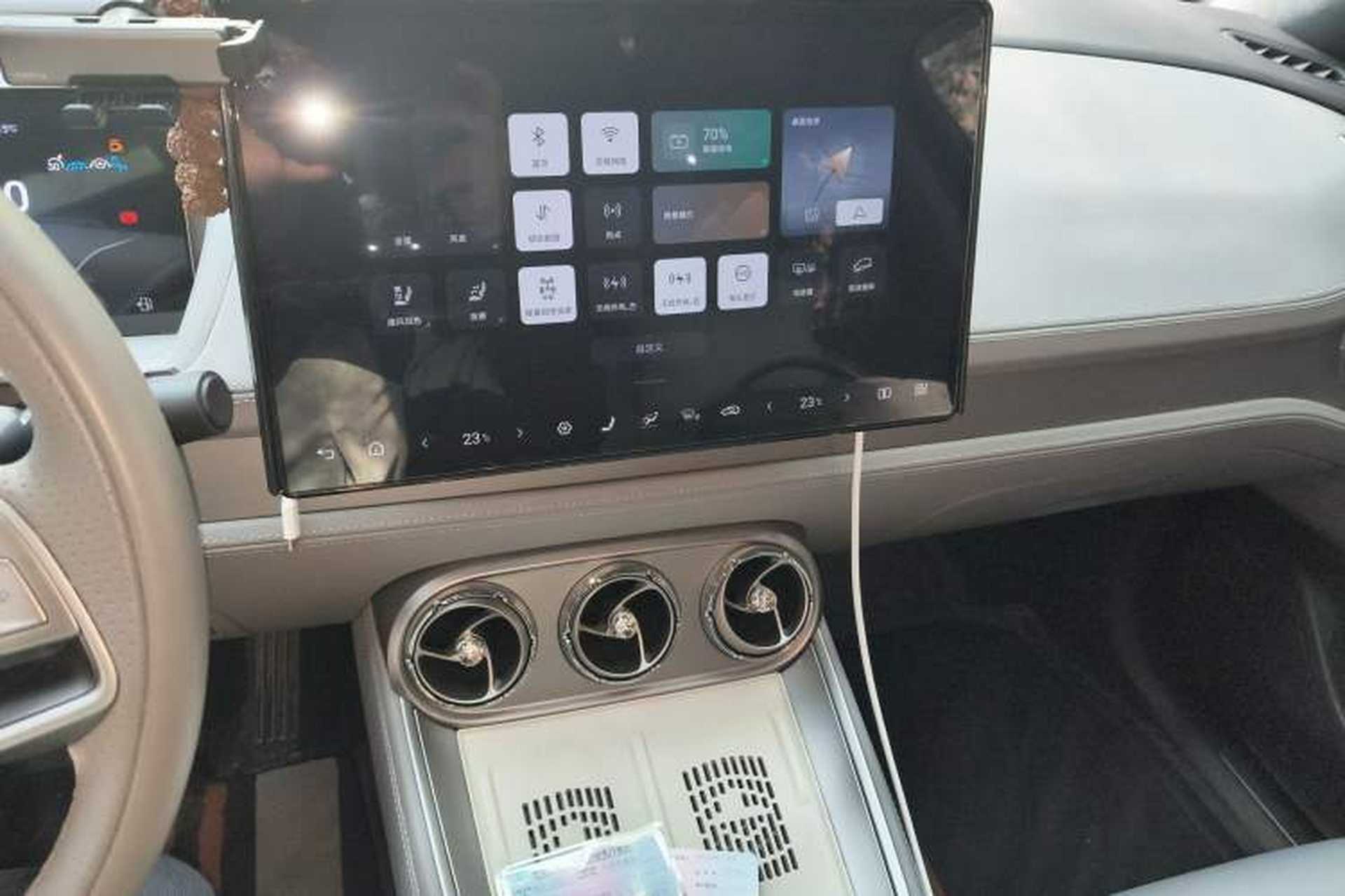 Used Denza N8 2023 Four-Wheel Drive Ultra-Hybrid Flagship Seven-Seater Version Audio And AC Panel