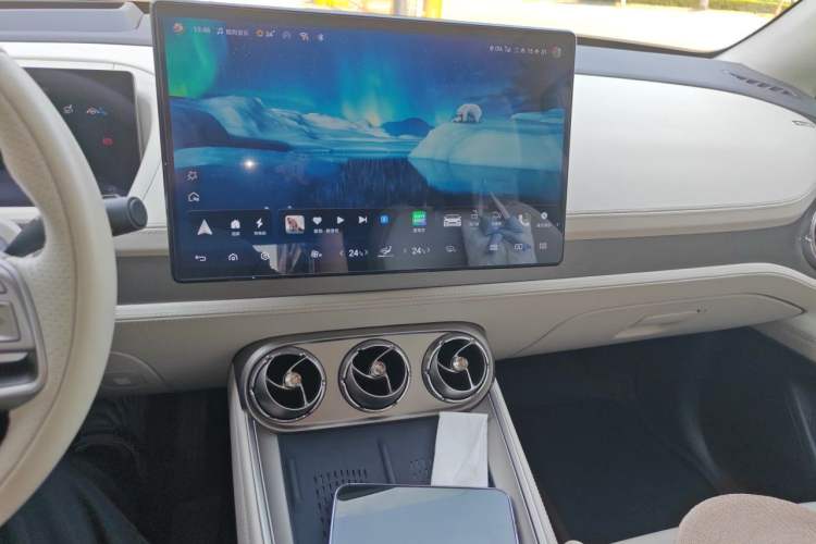 Used Denza N8 2023 Four-Wheel Drive Ultra-Hybrid Flagship Six-Seater Version Audio And AC Panel