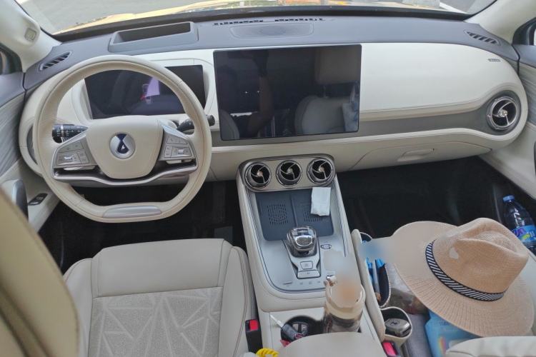 Used Denza N8 2023 Four-Wheel Drive Ultra-Hybrid Flagship Six-Seater Version Center Console
