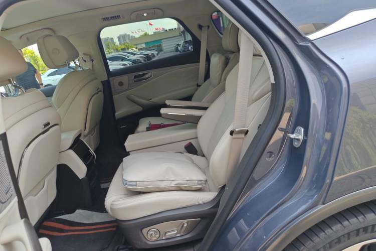 Used Denza N8 2023 Four-Wheel Drive Ultra-Hybrid Flagship Six-Seater Version Left Rear Seat