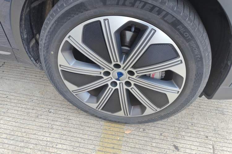Used Denza N8 2023 Four-Wheel Drive Ultra-Hybrid Flagship Six-Seater Version Right Front Wheel Hub