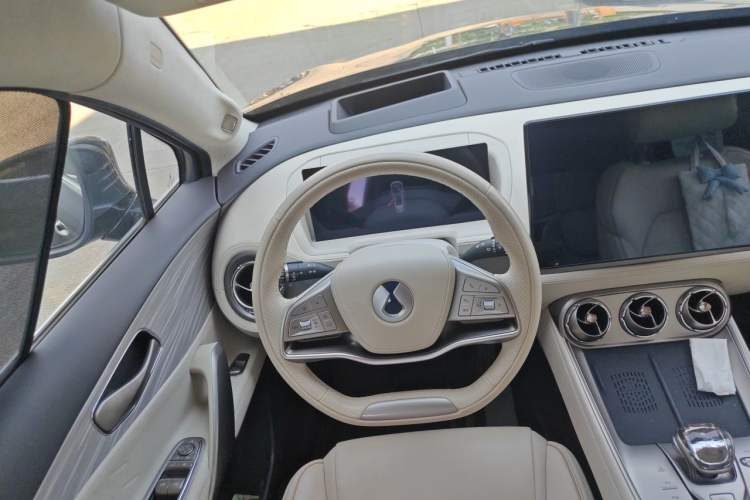 Used Denza N8 2023 Four-Wheel Drive Ultra-Hybrid Flagship Six-Seater Version Steering Wheel