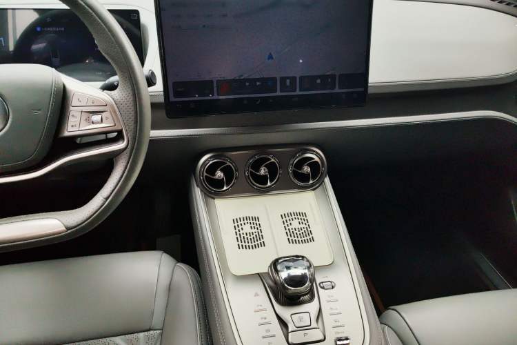 Used Denza N8 2023 Four-Wheel Drive Ultra-Hybrid Flagship Seven-Seater Version Audio And AC Panel