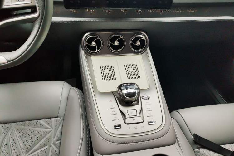 Used Denza N8 2023 Four-Wheel Drive Ultra-Hybrid Flagship Seven-Seater Version Gear Lever