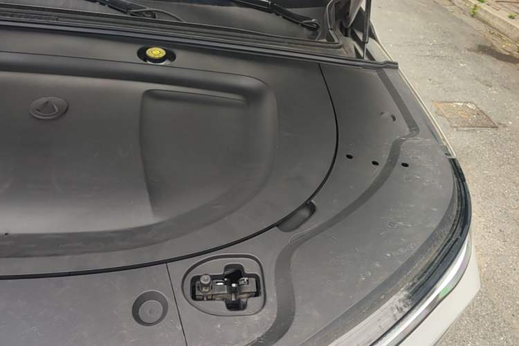Used Denza N8L 2025 Model Flagship Model Engine Bay Left
