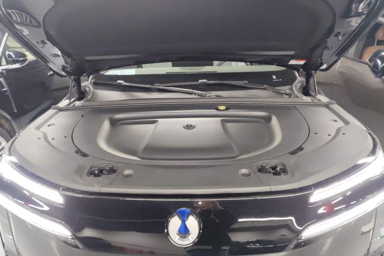 Used Denza N8L 2025 Model Zunrong Model Engine Bay