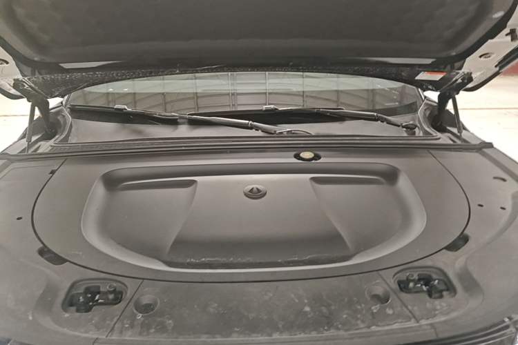 Used Denza N8L 2025 Model Zunrong Model Engine Bay